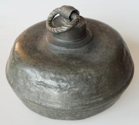 Bettflasche aus Zinn, um 1850. 