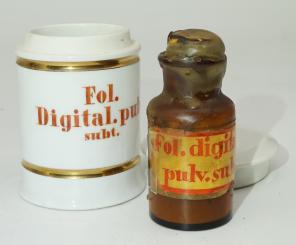 Porzellangefäß, um 1900, Feines Fingerhut-Pulver 