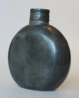 Flach-runde Flasche aus Zinn, um 1800. England. 